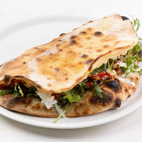Открытое кальцоне в Osteria Amici