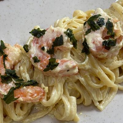 Паста сливочная с креветками в Андриана по цене 730 ₽