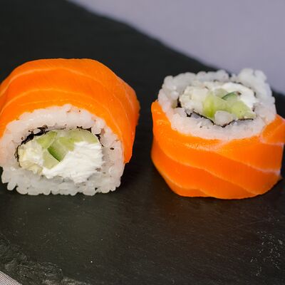 Лосось фреш 8 шт в Лукоморье по цене 1075 ₽