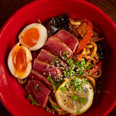 Лапша с тунцом в Рамен с уткой по цене 900 ₽