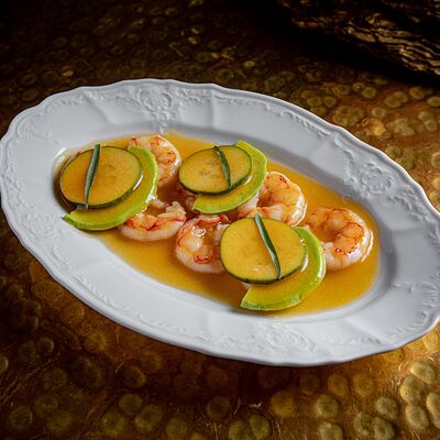 Теплые тигровые креветки с авокадо и фейхоа в Гвидон по цене 950 ₽