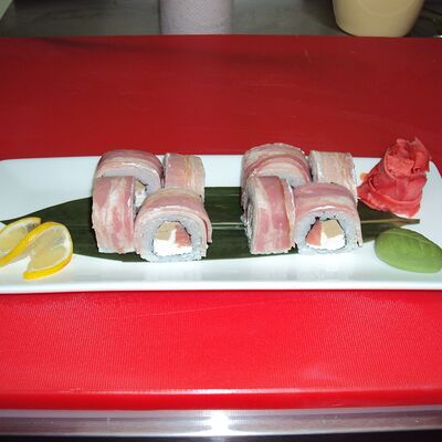 №104 в беконе с копченым лососем в Васаби по цене 490 ₽