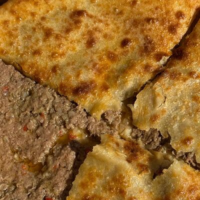 Осетинский пирог с мраморной говядиной и специямив Кинто по цене 1647 ₽