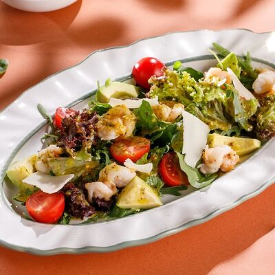 Салат с креветками и авокадо в Кукумбер по цене 790 ₽