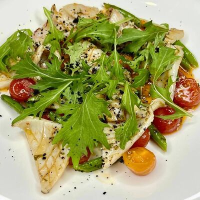 Салат с кальмаром, черри и кенийской фасолью в Страна которой нет по цене 1200 ₽
