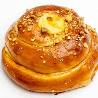 Бриошь с заварным кремом и яблоком в Coffee BOOM Roasters and Bakery