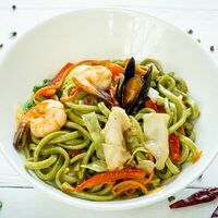 Шпинатная лапша с морепродуктами в Кирин китайский ресторан