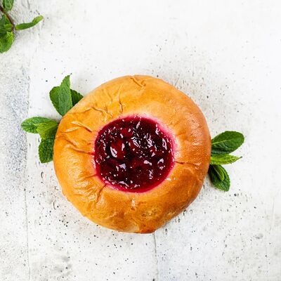 Ватрушка с вишней в У Палыча. С пылу, с жару! по цене 105 ₽