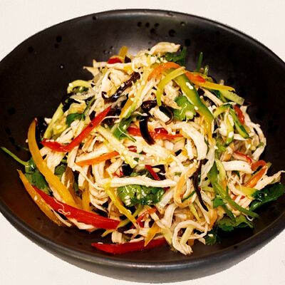 Пикантный салат из курицы с грибами в Золотая панда по цене 828 ₽