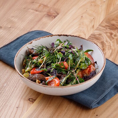 Теплый салат из мраморной говядины с овощами, каперсами и миксом зелени в ПуриПури по цене 910 ₽