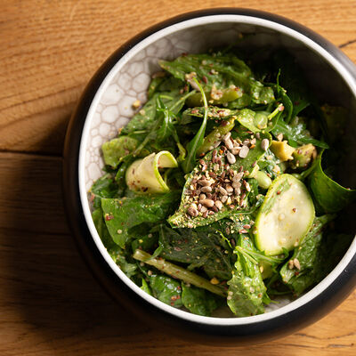 Зеленый салат с авокадо, бобы эдамаме, спаржа в Кусто по цене 790 ₽