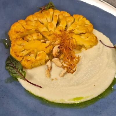 Стейк из цветной капусты с апельсином и кешью в Мясо & Рыба по цене 590