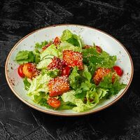 Салат с теплым лососем в Sushi House