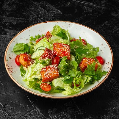 Салат с теплым лососем в Sushi House по цене 590 ₽