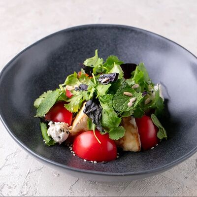 Салат с хрустящими баклажанами в ODA по цене 1050 ₽