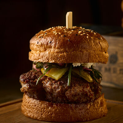 Гранд Брусничный бургер в Хмель по цене 890 ₽