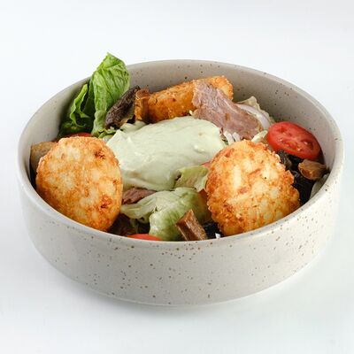 Салат с говяжьей грудинкой, картофельными драниками и соусом сладкий васабив Grizzly Food по цене 770 ₽