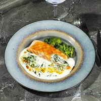 Стейк из лосося с паровым брокколи и сливочно-шпинатным соусом в Фореста Фестиваль Парк