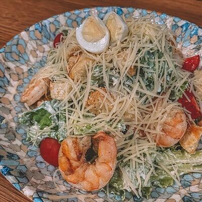 Салат Цезарь с королевскими креветками в Соль & Перец по цене 597 ₽