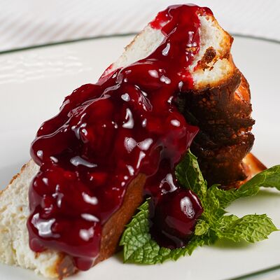 Чизкейк Сан-Себастьян с вишневым конфидента в Компот по цене 420 ₽