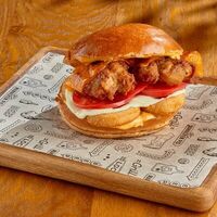 Бургер с куриными стрипсами, сыром чеддер и соусом грильв BBQ Beer Restaurant