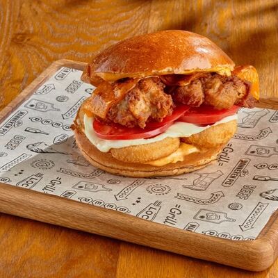 Бургер с куриными стрипсами, сыром чеддер и соусом грильв BBQ Beer Restaurant по цене 830 ₽