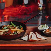 Фахитос с курицей в La Catrina