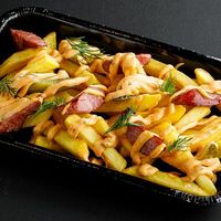 Картофель фри с колбасками и маринованными огурцами в Стрит Шеф