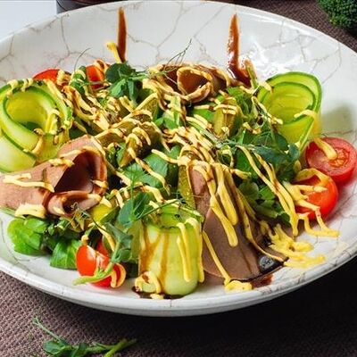 Теплый салат с язычком Пражский Я в Пражский по цене 690 ₽