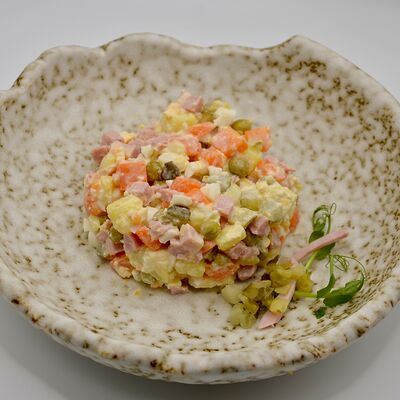 Оливье с ветчиной из индейки в Гуленьки на Комсомольском по цене 249 ₽