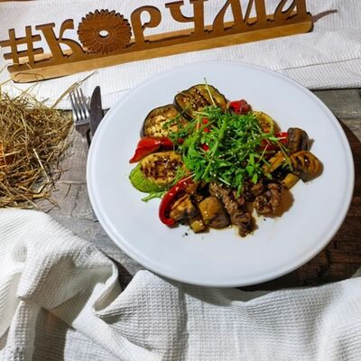 Теплый салат с телятиной и овощами гриль в Корчма по цене 750 ₽