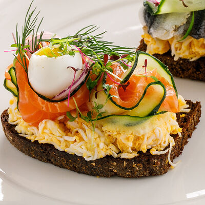 Сморреброд с мурманским лососем в Ginza по цене 990 ₽