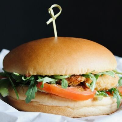 Бургер с креветкой в Caffe 47 по цене 790 ₽