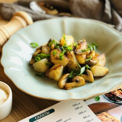 Обжаренный картофель с грибами и луком в Debaton по цене 230