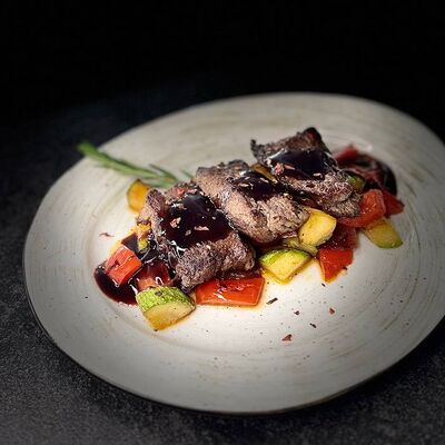 Медальоны из телятины на овощной подушке с соусом деми-глас в Шампур по цене 980 ₽