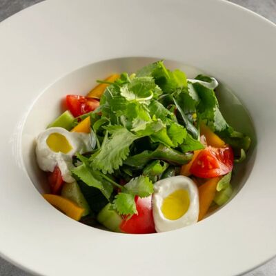 Овощной салат с сырным муссом в Мидийное место по цене 670 ₽