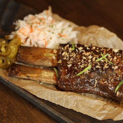 Острые ребра говяжьи с халапеньо и квашенной капустой в Sterling гастро паб по цене 2400 ₽