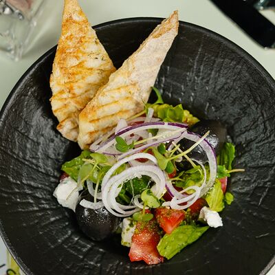 Салат из летних овощей с сыром в Рановский Рест по цене 540 ₽