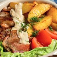 Медальоны из свинины с молодым картофелем в Вареник