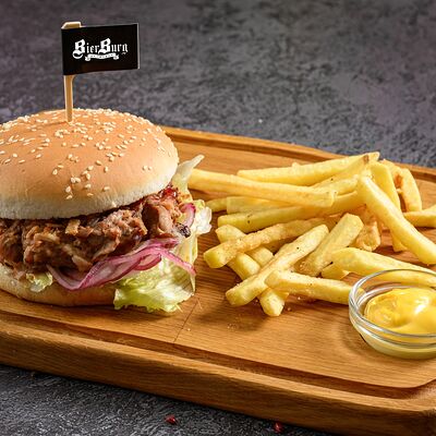 Бургер с рваной свининой в BierBurg по цене 749 ₽