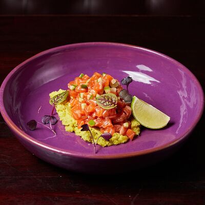 Тартар из лосося в Lions Head по цене 990 ₽