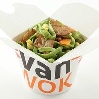 Шпинатная лапша с индейкой и брокколи в соусе том ям в Vanwok