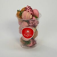 Стакан-микс свежей клубники в розовом шоколаде в VeryBerryLab