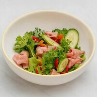 Салат с говядиной и соусом татаки в Юла