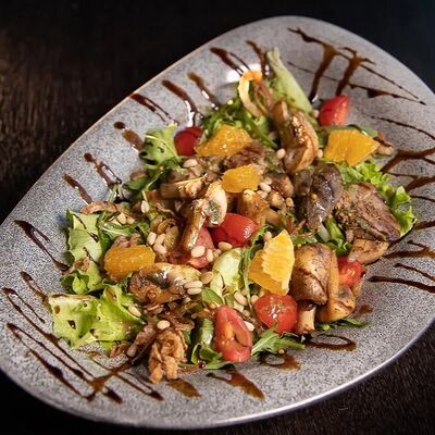 Салат с куриной печенью, хрустящим луком и малиновым соусом в Чо? Капчо! по цене 580