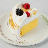 Торт манго-маракуйя с меренгой и ягодами в АндерСон