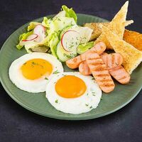 Яичница глазунья с сосиской в Евразия-Экспресс