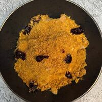 Медовый корж с крем карамелью и ягодами в Гастропапы