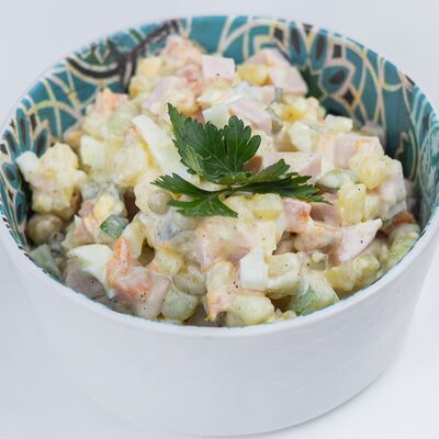 Салат Оливье с ветчиной из индейки в Тарелка по цене 148 ₽