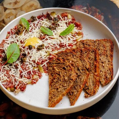 Тартар из говядины с мозговой костью в Кочевники by Трикони по цене 1320 ₽